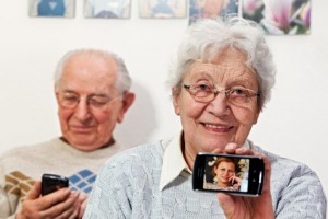 Seniorin mit Smartphone